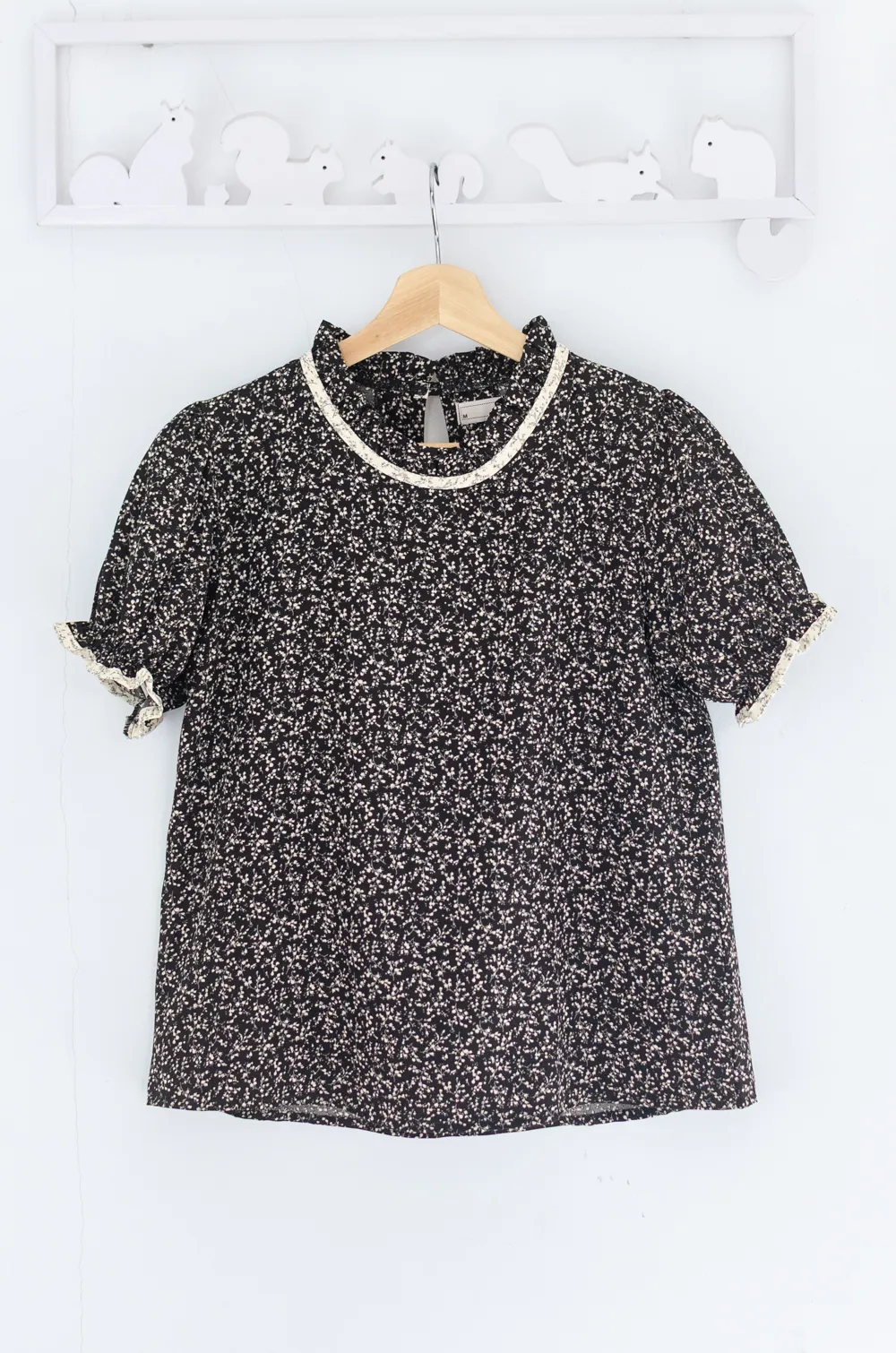 Alternative view of MT6753 Ditsy Ruff Collar Puff Sleeve Blouse – Black-Oat