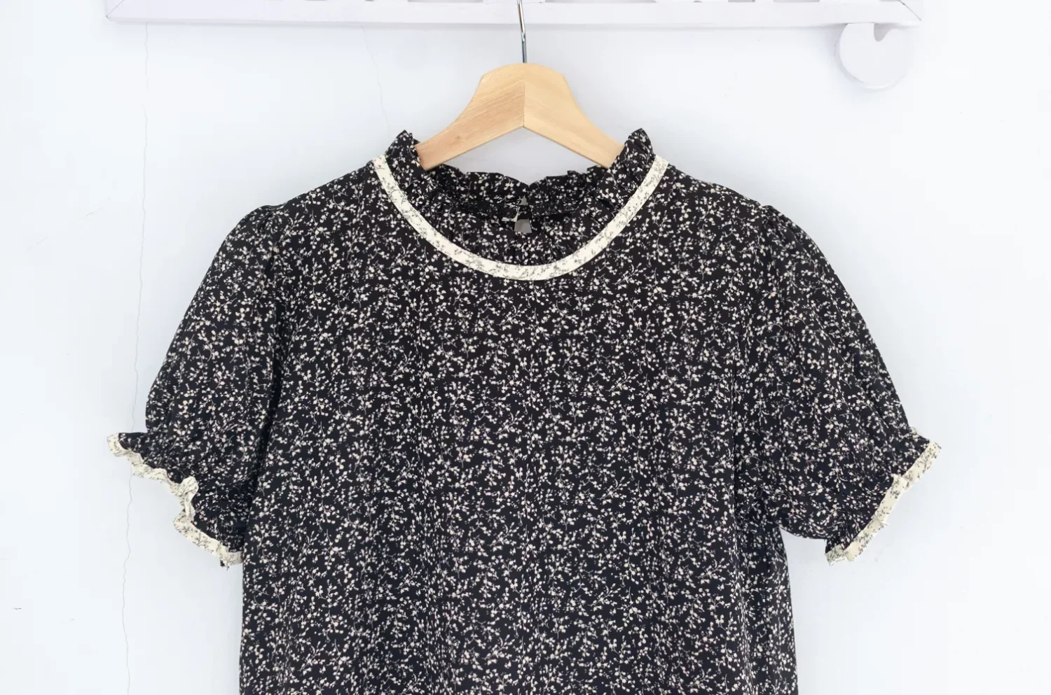 MT6753 Ditsy Ruff Collar Puff Sleeve Blouse – Black-Oat - Image 3