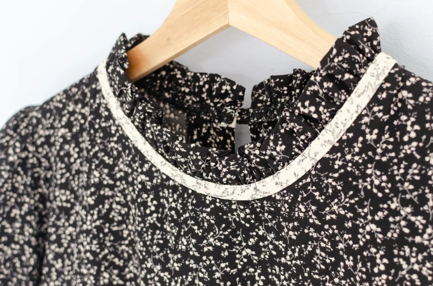 MT6753 Ditsy Ruff Collar Puff Sleeve Blouse – Black-Oat - Image 4