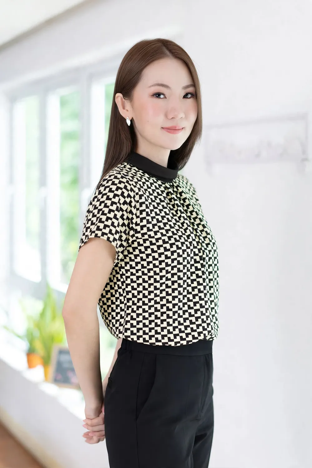 Alternative view of MT7659 Folded Collar Gathered Graphic Blouse – Black-Butter