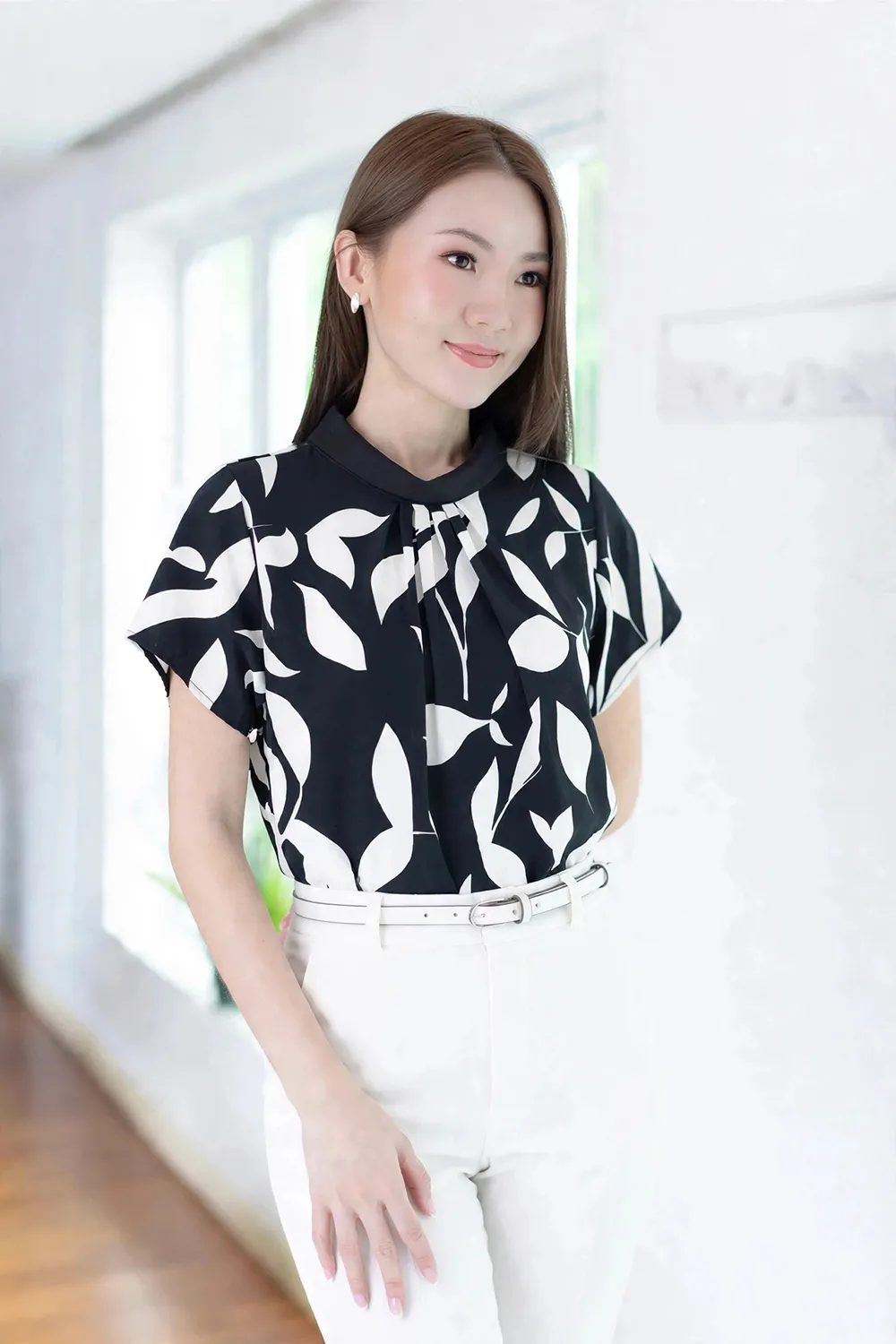 Alternative view of MT7659 Folded Collar Gathered Leaf Print Blouse – Black