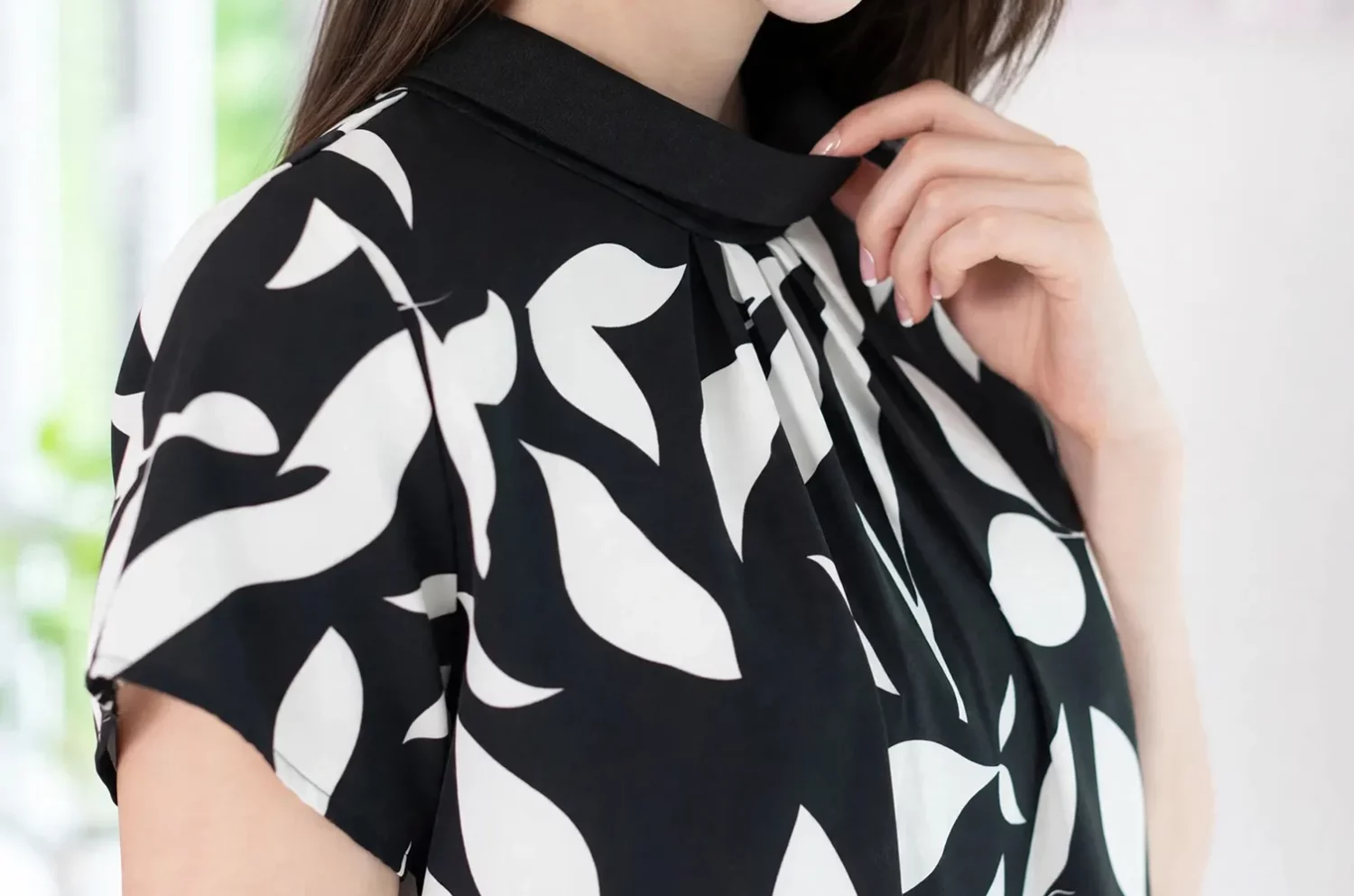 MT7659 Folded Collar Gathered Leaf Print Blouse – Black - Image 3