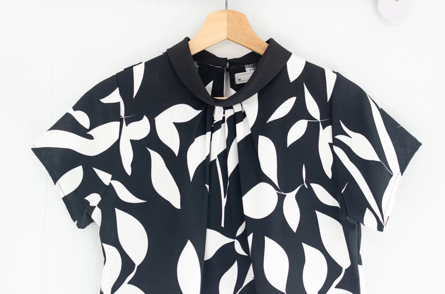 MT7659 Folded Collar Gathered Leaf Print Blouse – Black - Image 5