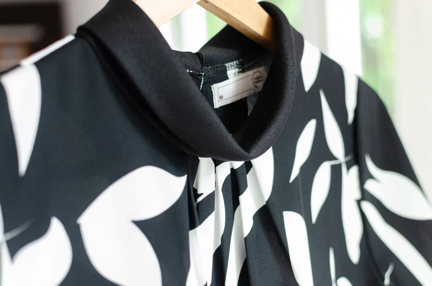 MT7659 Folded Collar Gathered Leaf Print Blouse – Black - Image 6