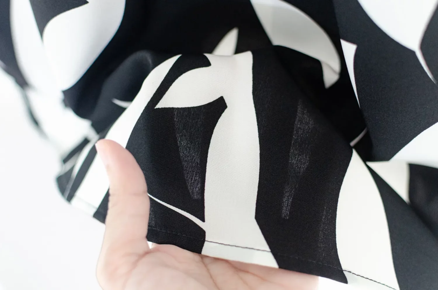 MT7659 Folded Collar Gathered Leaf Print Blouse – Black - Image 7