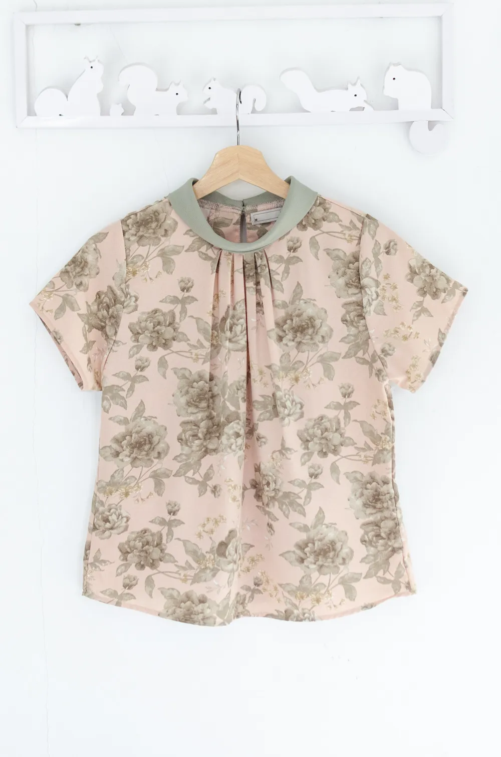 Alternative view of MT7659 Folded Collar Gathered Flower Blouse – Pink