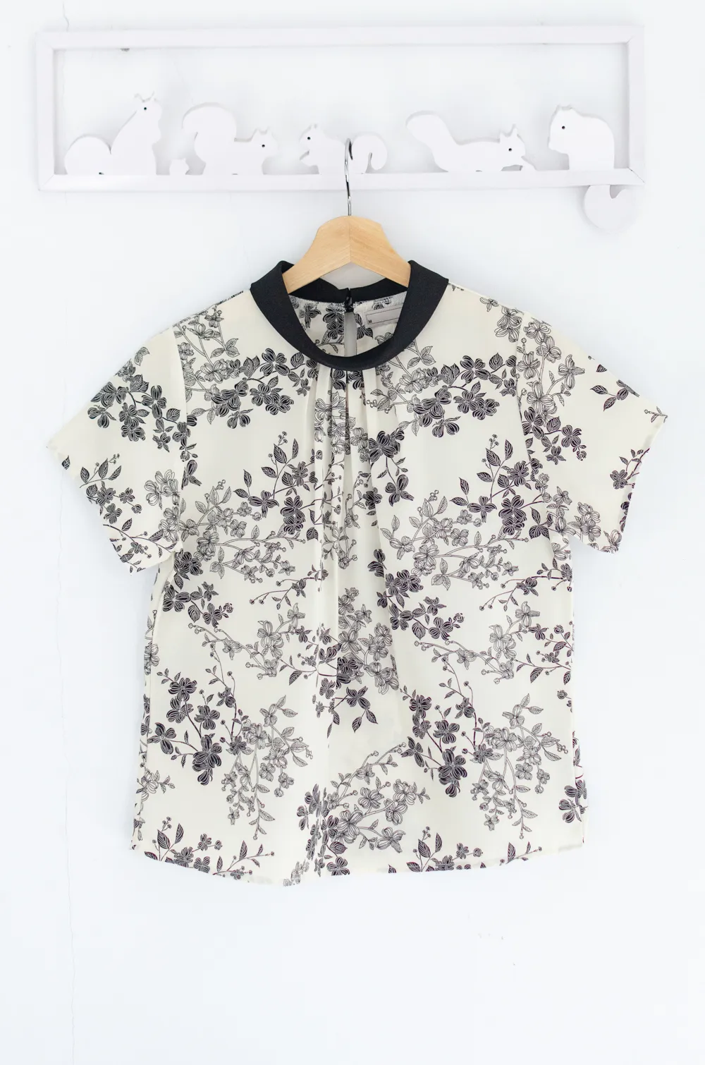 Alternative view of MT7659 Folded Collar Gathered Flower Blouse – Off-White