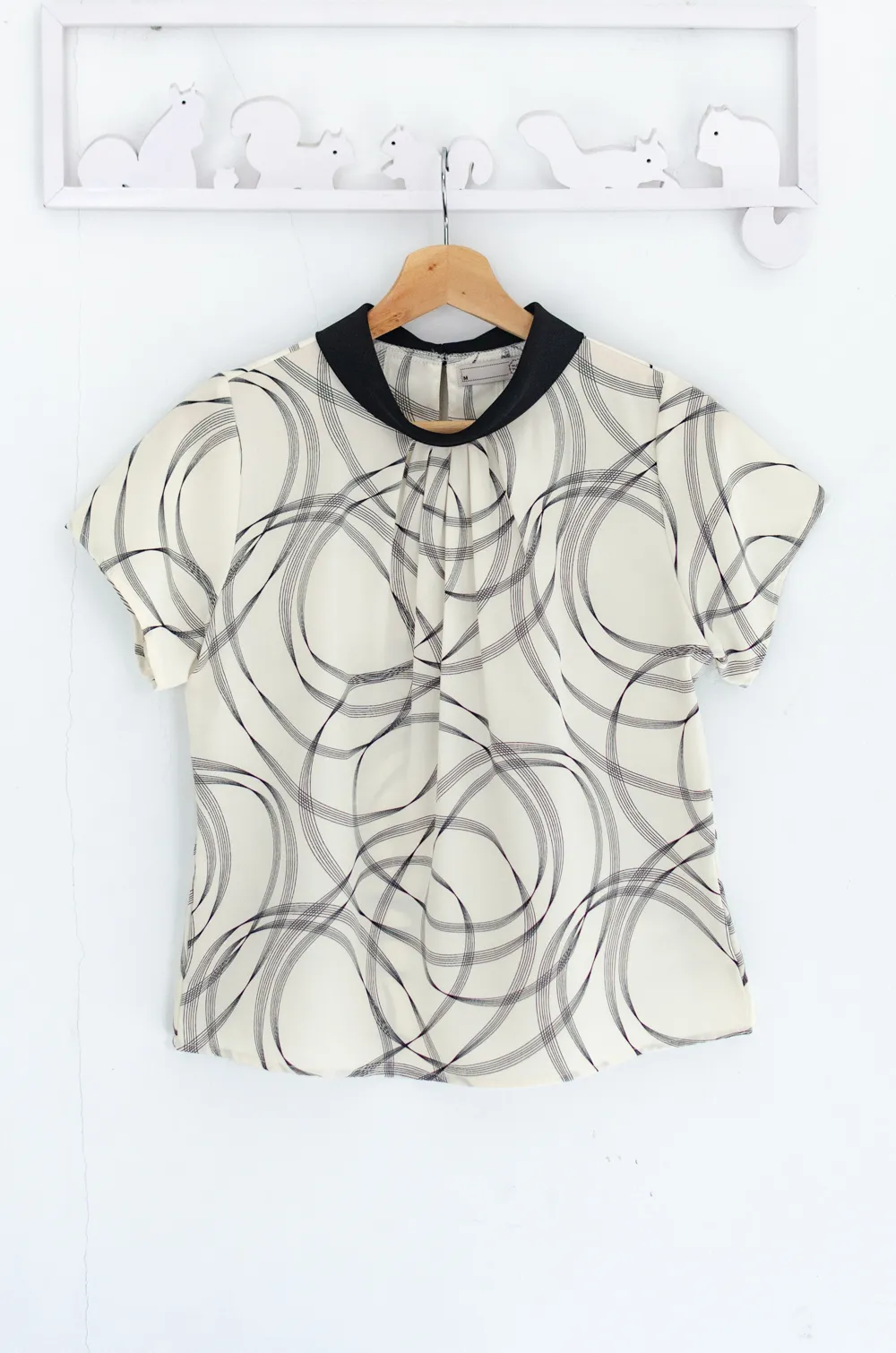 Alternative view of MT7659 Folded Collar Gathered Swirl Blouse – Off-White