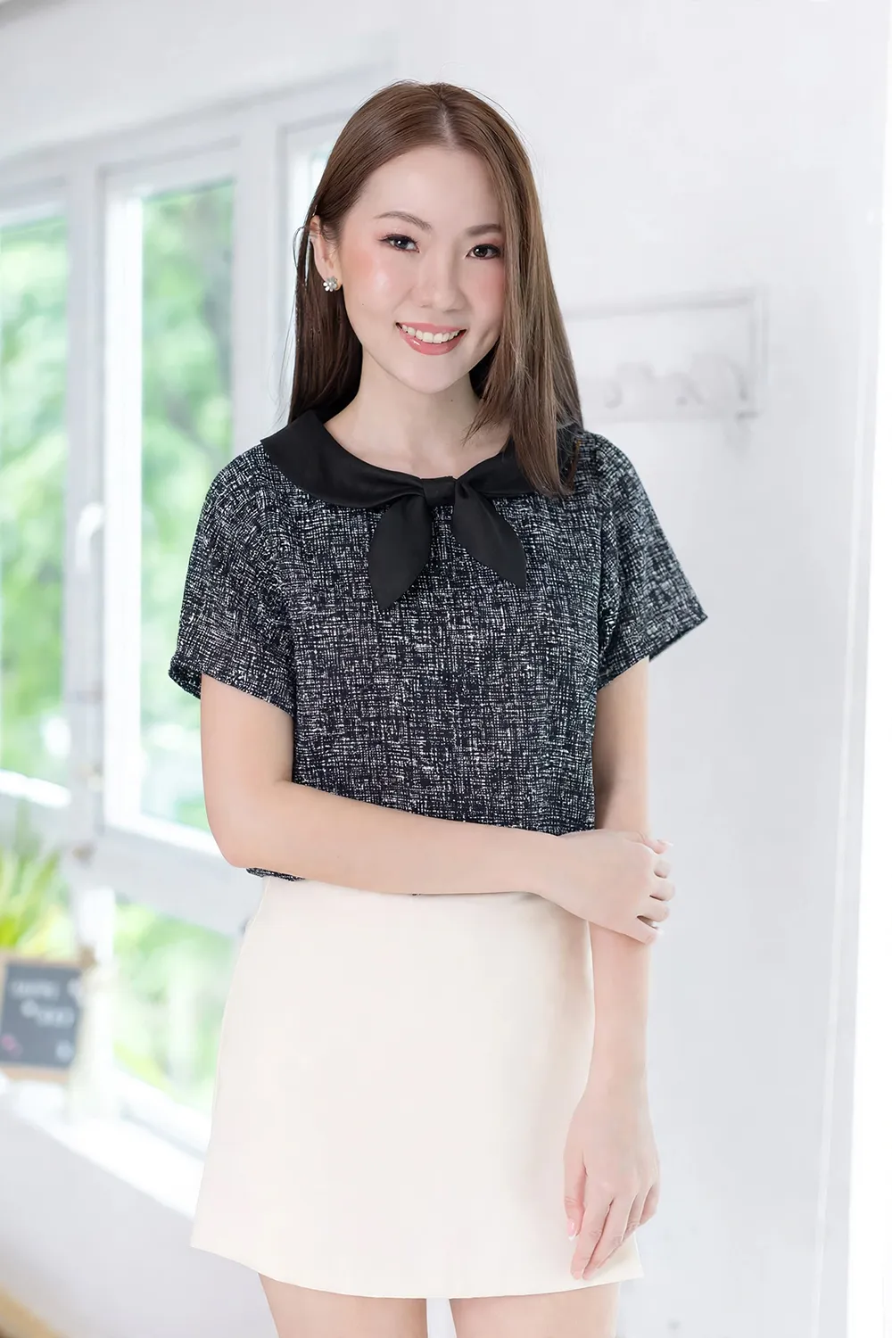 MT7959 Bow Collar Graphic Blouse – Black