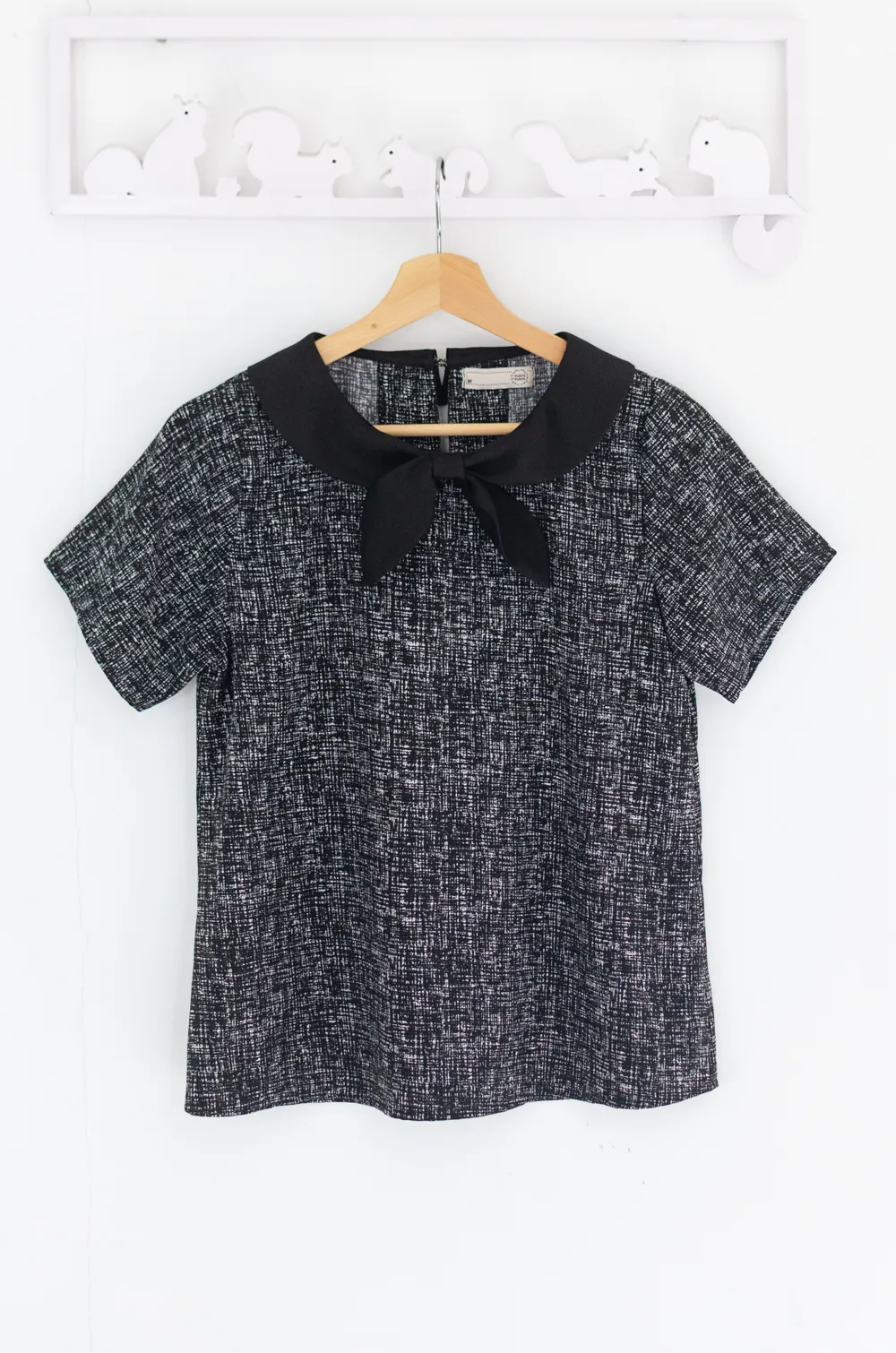 Alternative view of MT7959 Bow Collar Graphic Blouse – Black