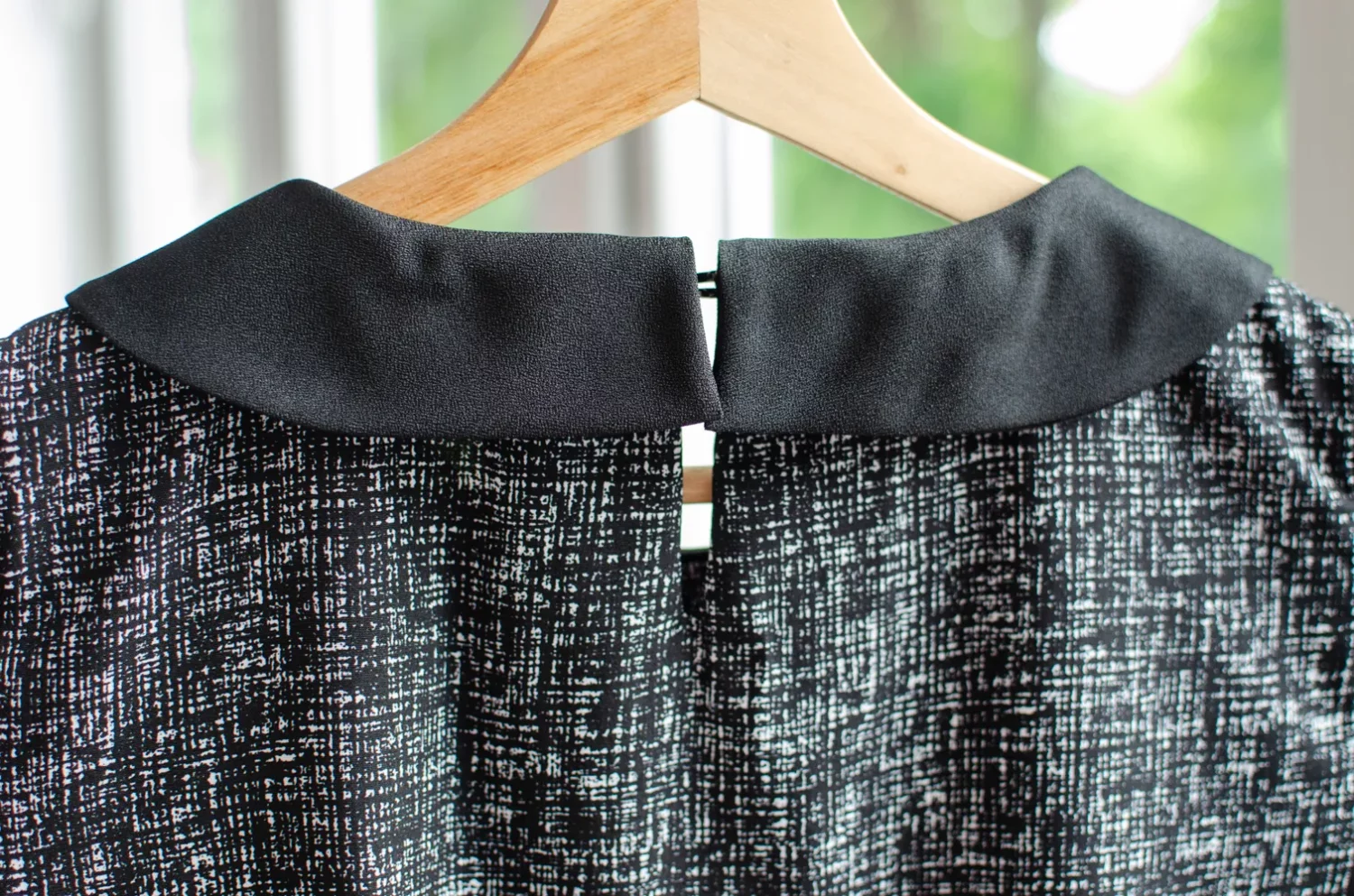MT7959 Bow Collar Graphic Blouse – Black - Image 5