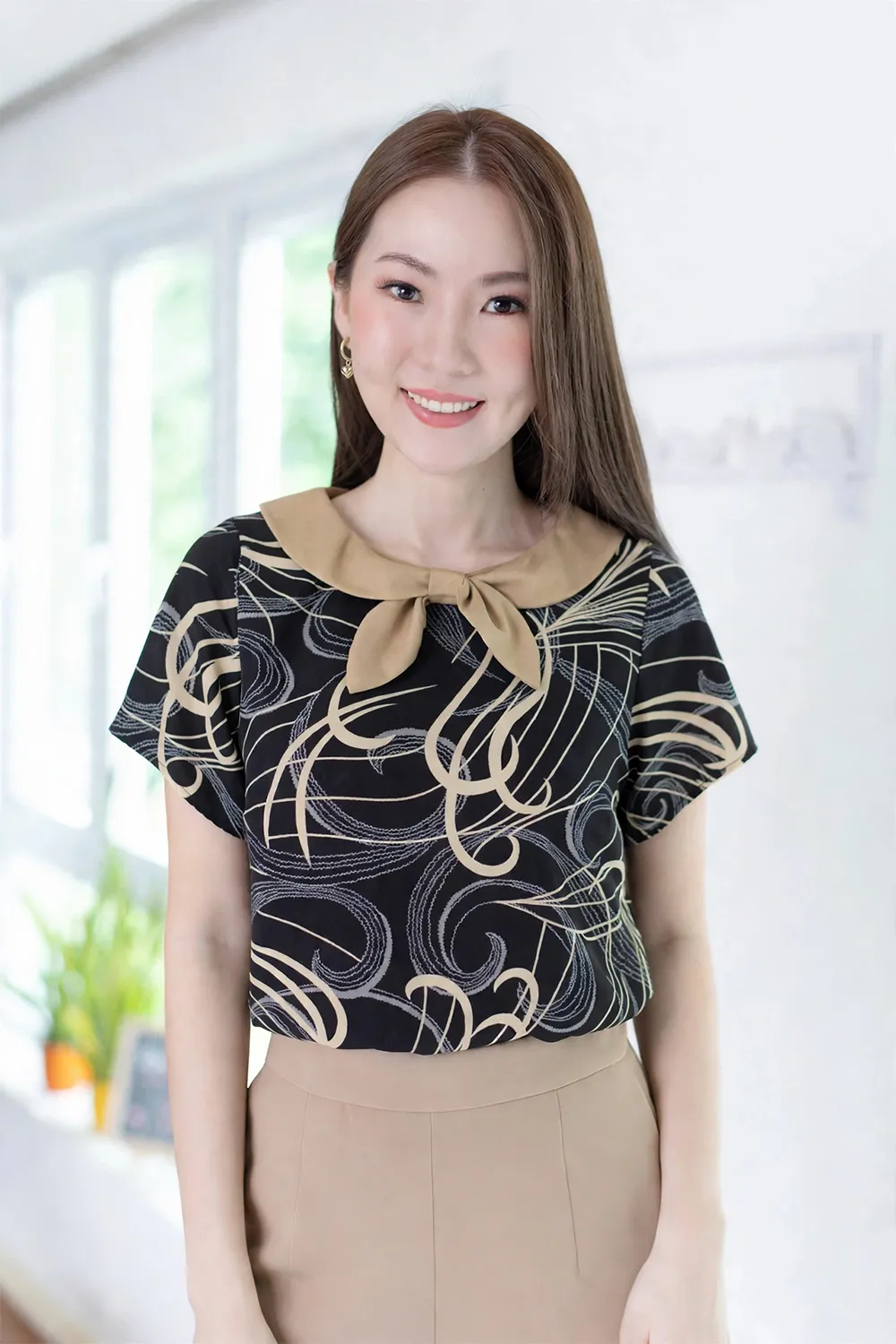 MT7959 Bow Collar Latte Swirl Blouse – Black