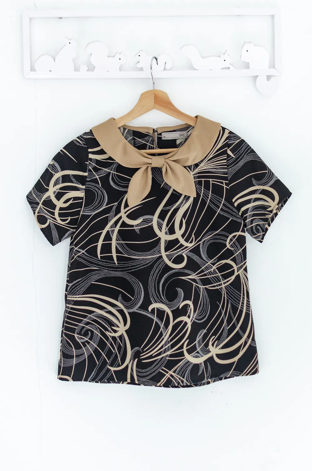 Alternative view of MT7959 Bow Collar Latte Swirl Blouse – Black