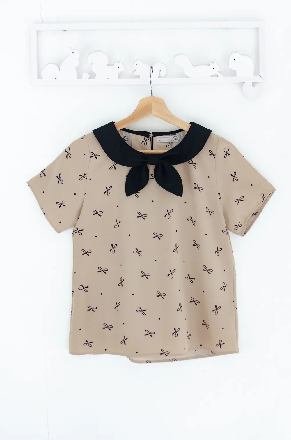 Alternative view of MT7959 Bow Collar Bow Print Blouse – Latte