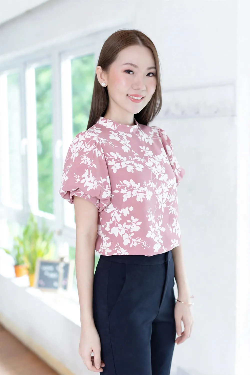 Alternative view of MT0707 Floral Balloon Sleeve Blouse – Pink