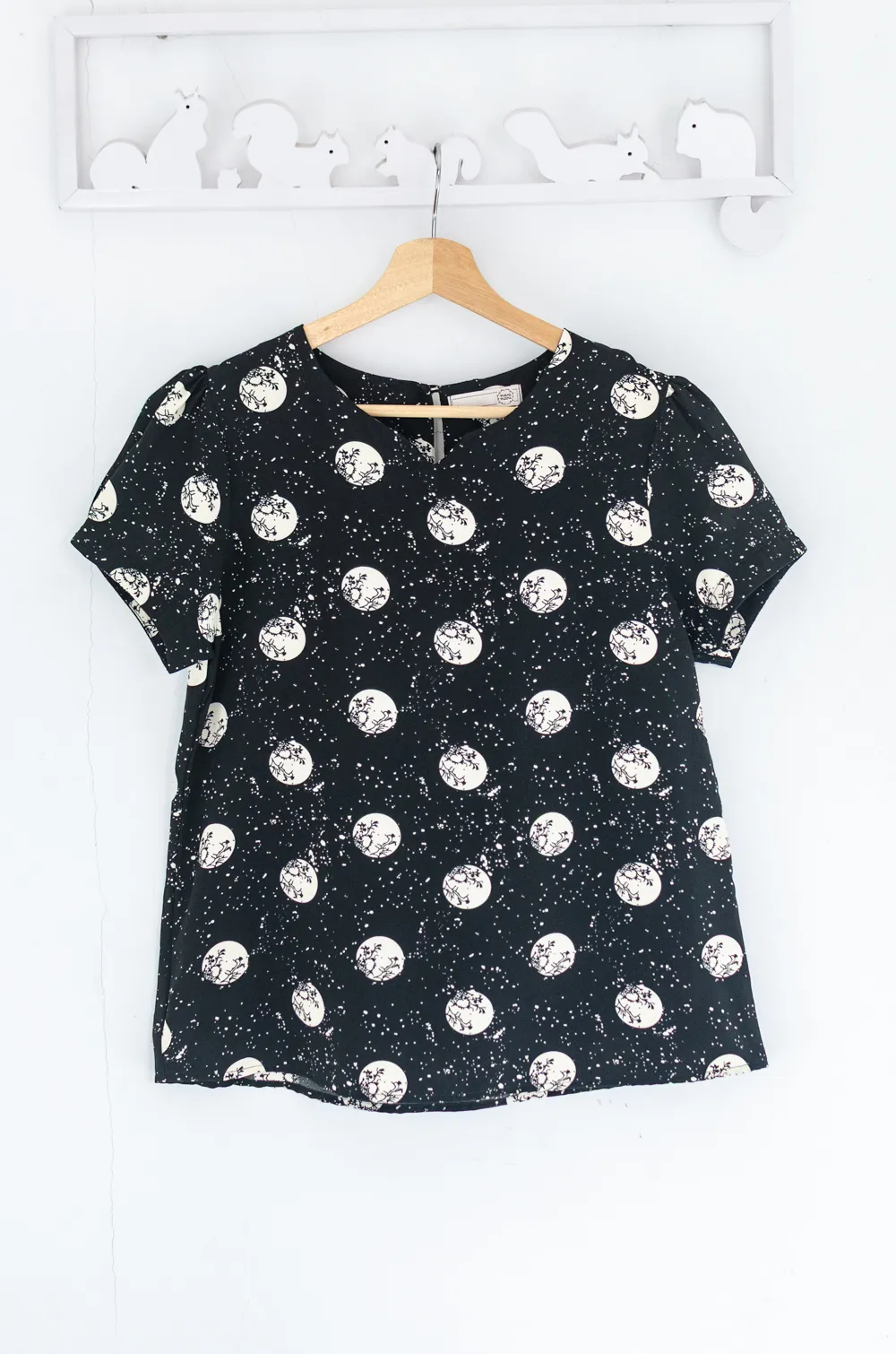 Alternative view of MT0206 Folded Sleeve Graphic Blouse – Black Moon