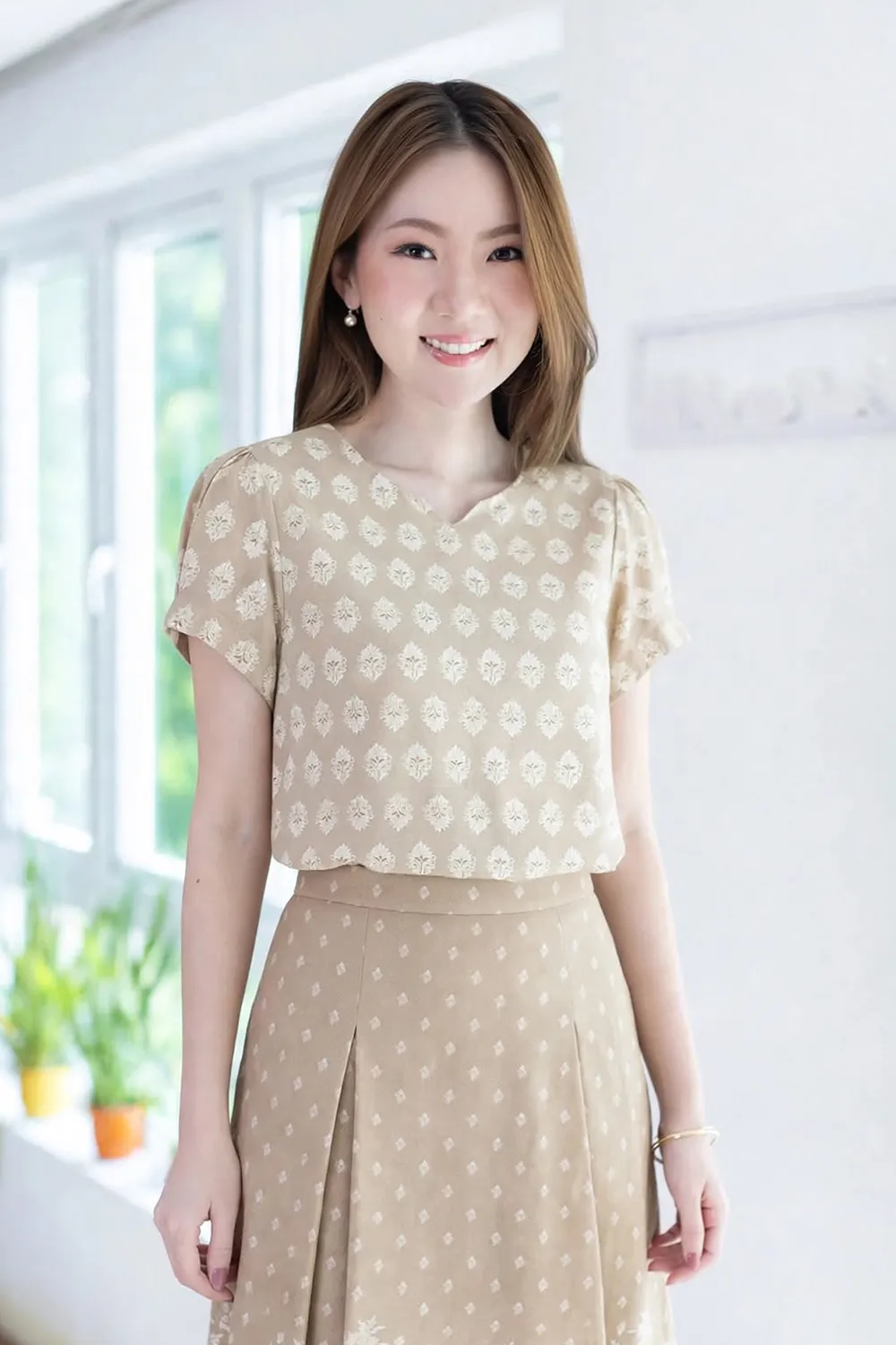 MT0206 Folded Sleeve Cotton Blouse – Cream Motif