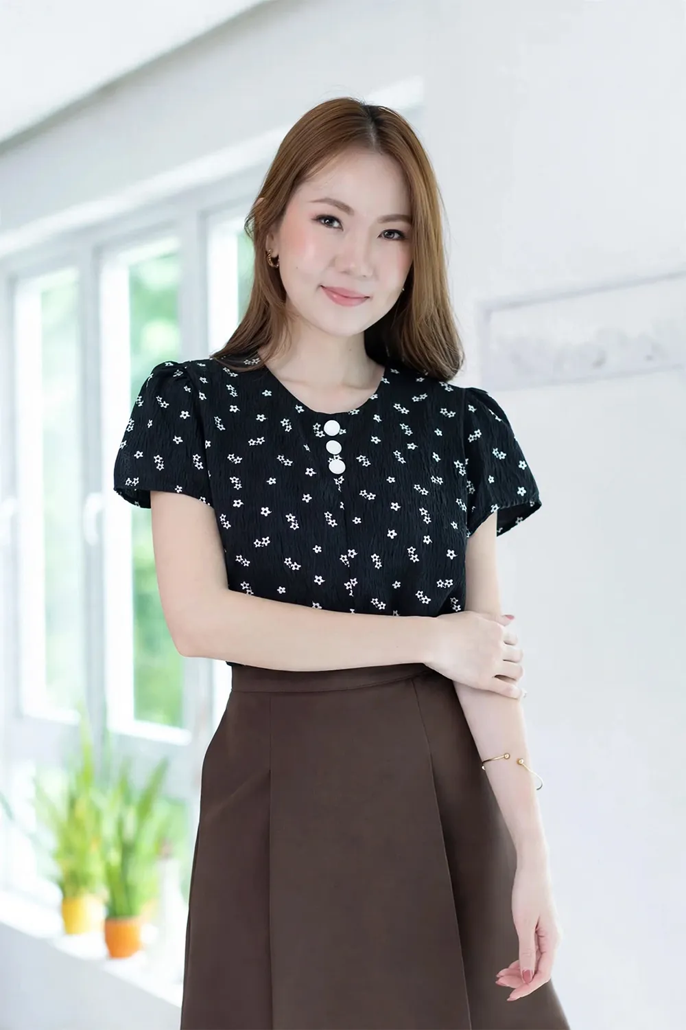 Alternative view of MT0301 Triple Button Daisy Blouse – Black