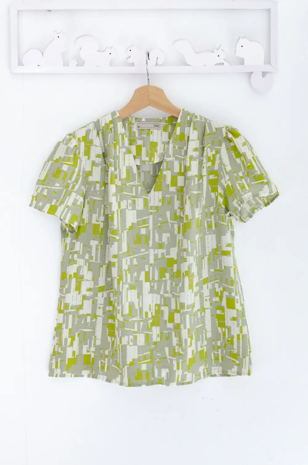 Alternative view of MT0601 V-Collar Graphic Blouse – Green