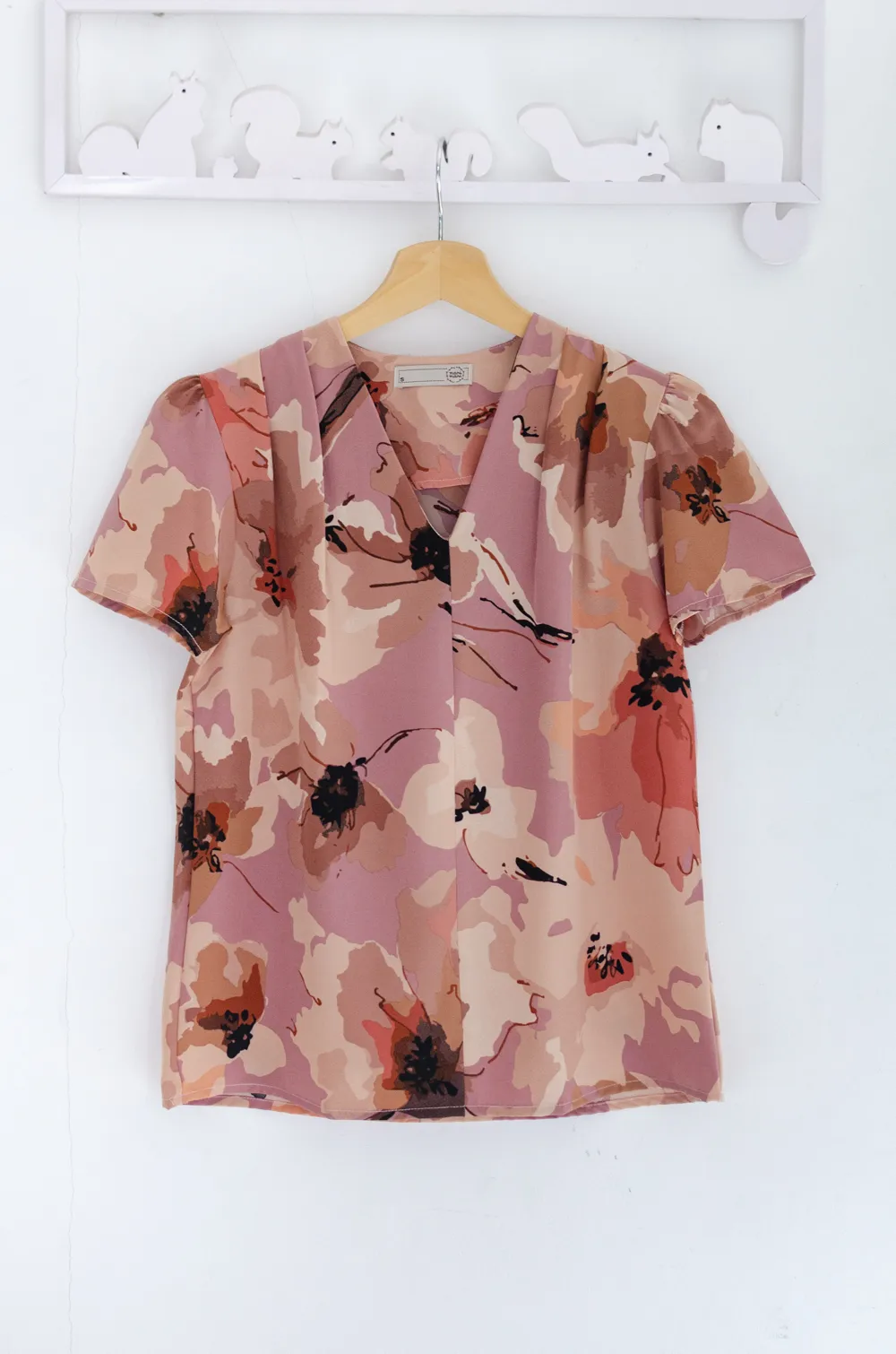 Alternative view of MT0601 V-Collar Brush Bloom Blouse – Clay Pink