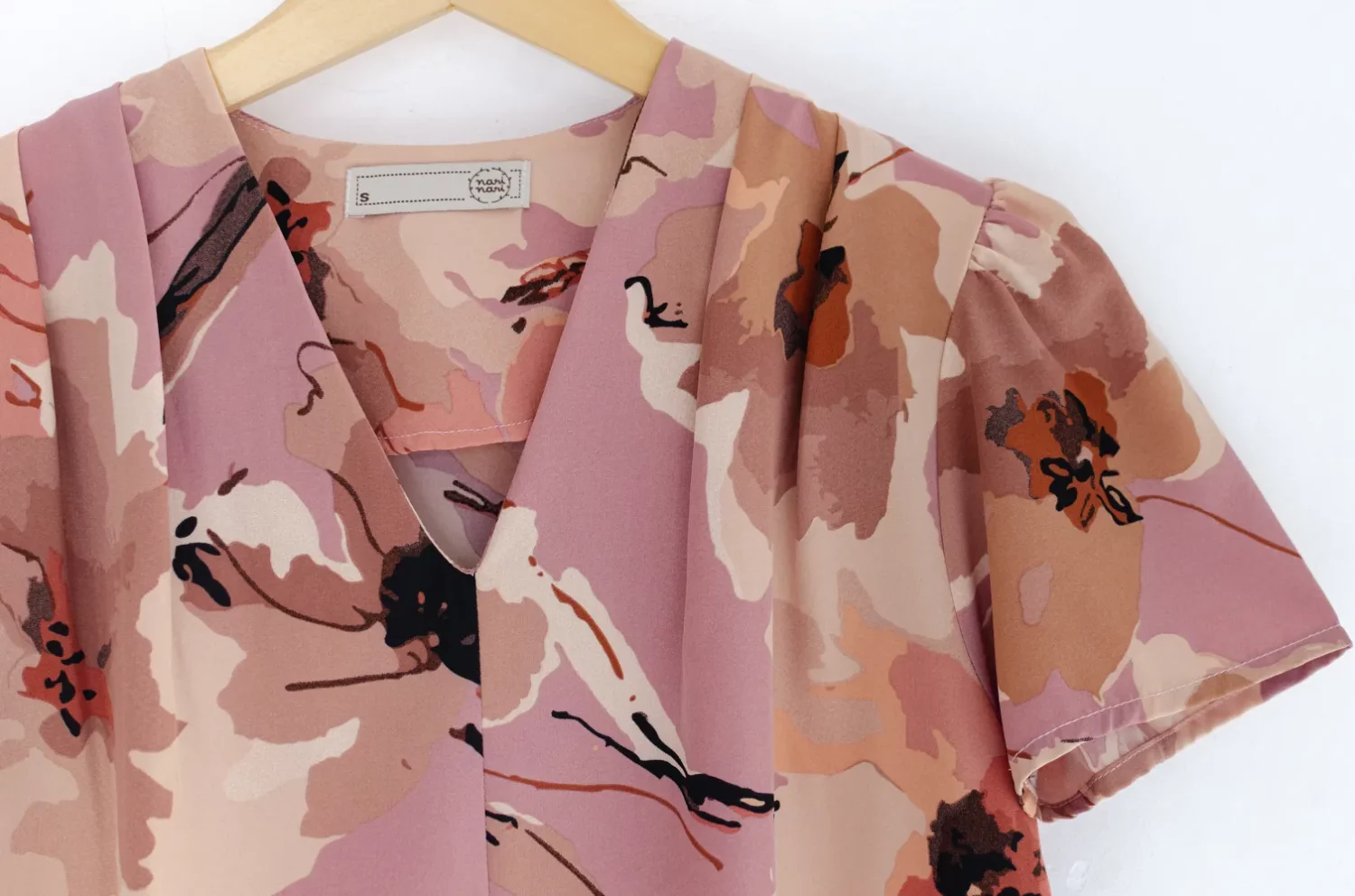MT0601 V-Collar Brush Bloom Blouse – Clay Pink - Image 4