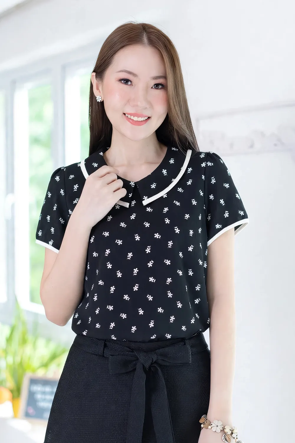 MT6610 Point Collar Daisy Crinkled Blouse – Black