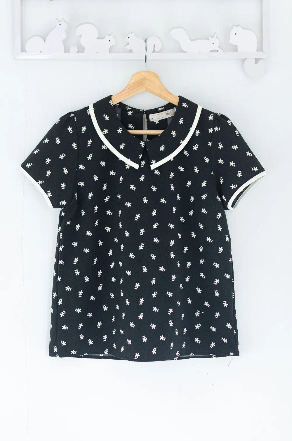 Alternative view of MT6610 Point Collar Daisy Crinkled Blouse – Black