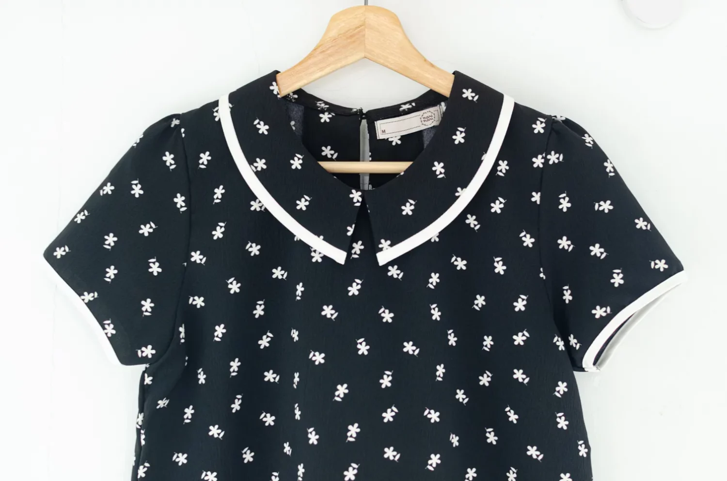 MT6610 Point Collar Daisy Crinkled Blouse – Black - Image 3