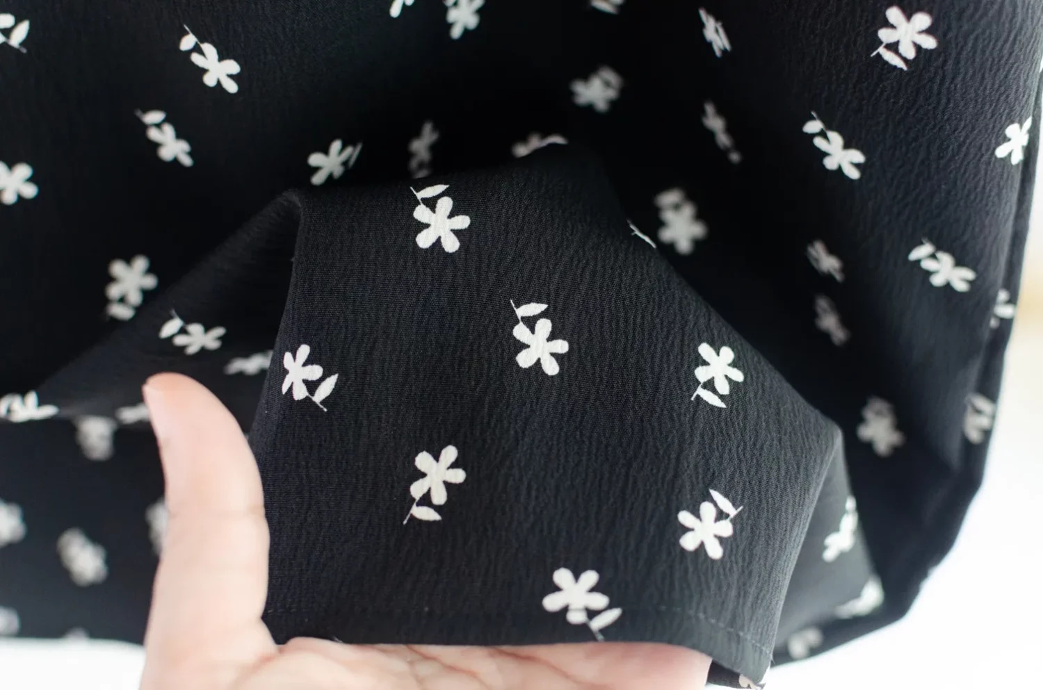 MT6610 Point Collar Daisy Crinkled Blouse – Black - Image 5