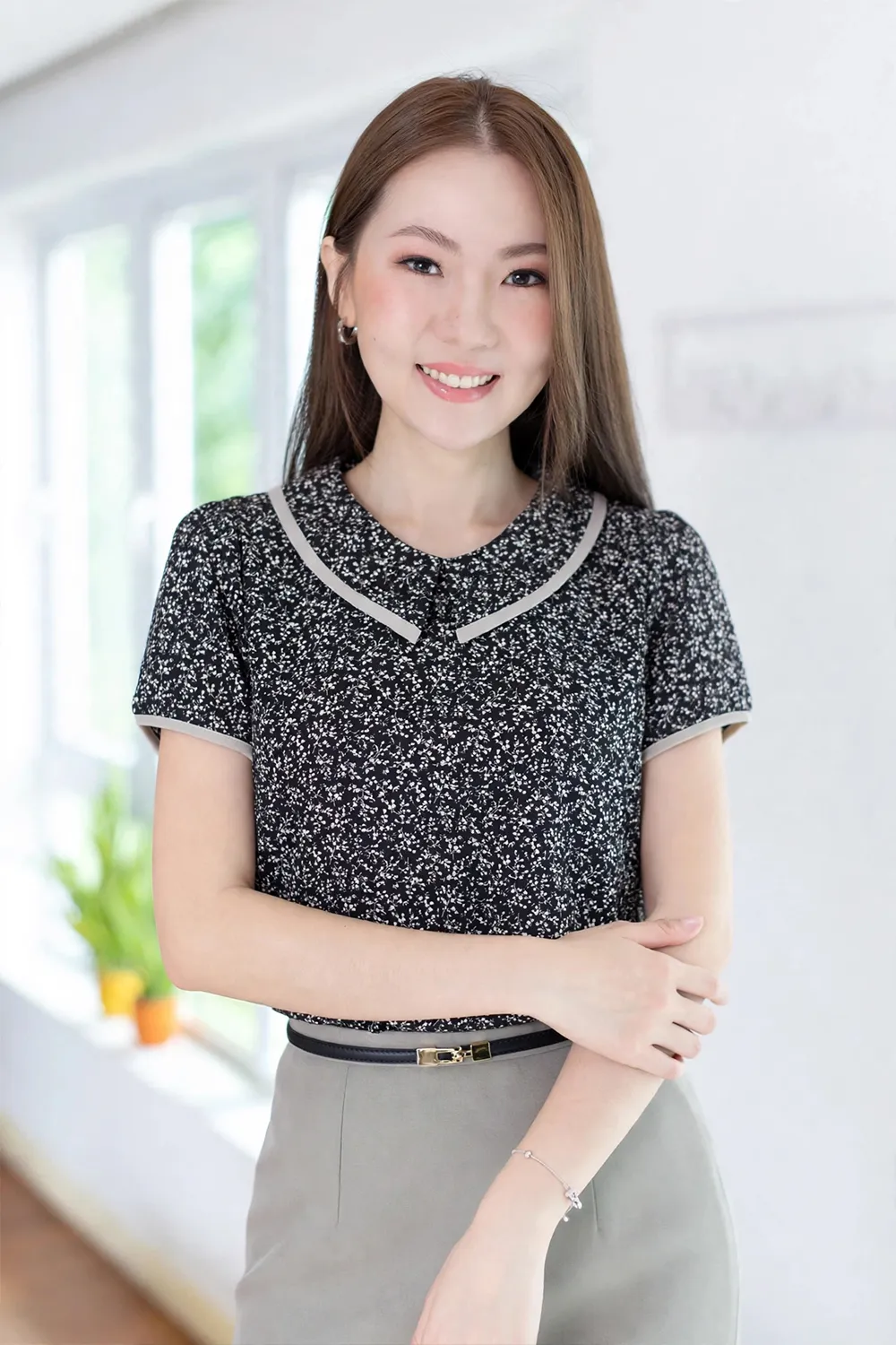 MT6610 Point Collar Floral Print Blouse – Black
