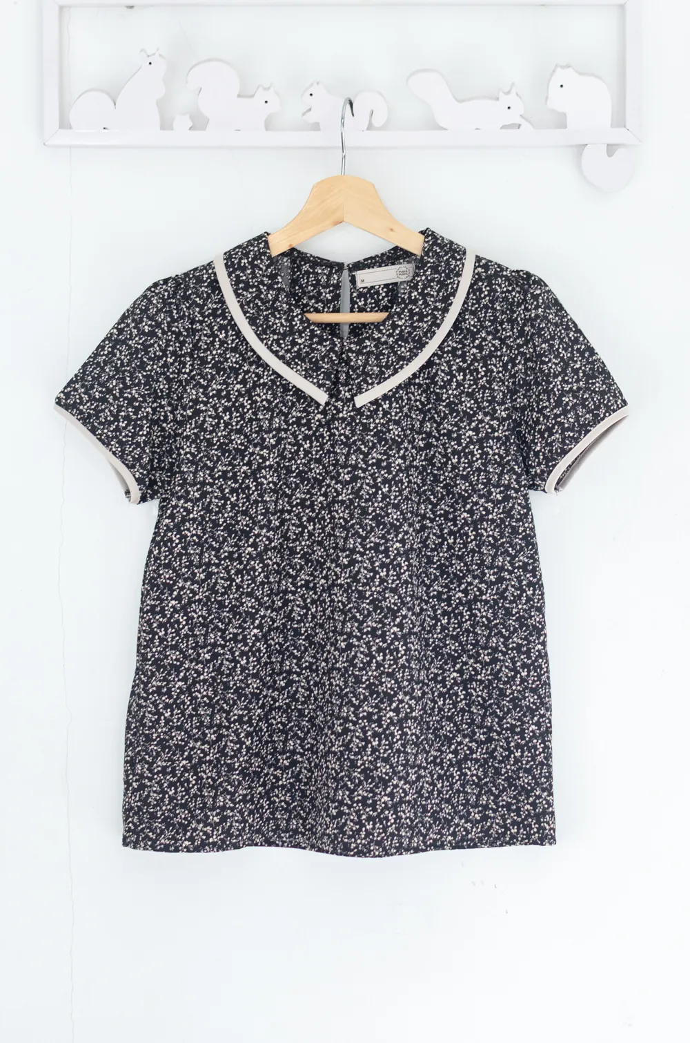 Alternative view of MT6610 Point Collar Floral Print Blouse – Black