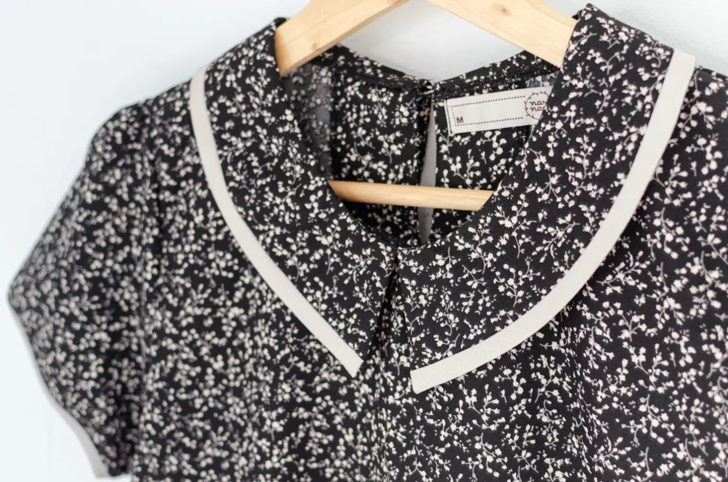 MT6610 Point Collar Floral Print Blouse – Black - Image 3