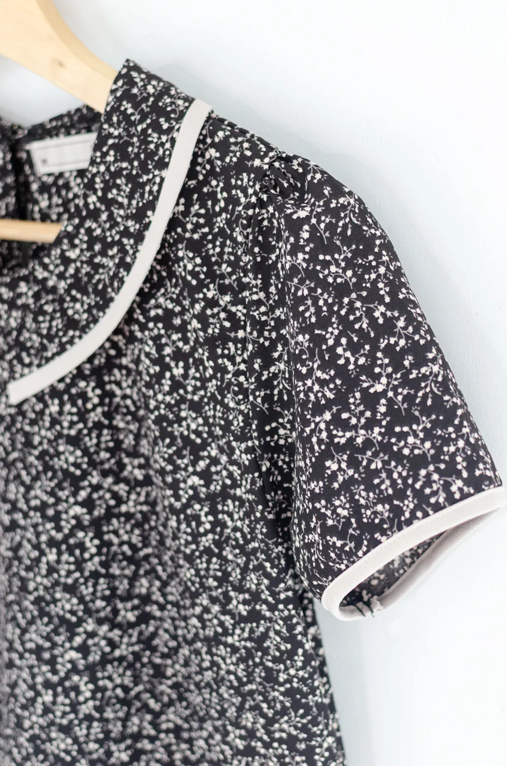MT6610 Point Collar Floral Print Blouse – Black - Image 4