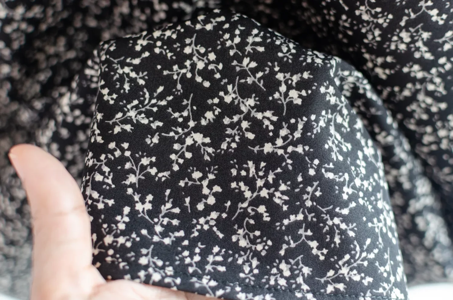 MT6610 Point Collar Floral Print Blouse – Black - Image 5