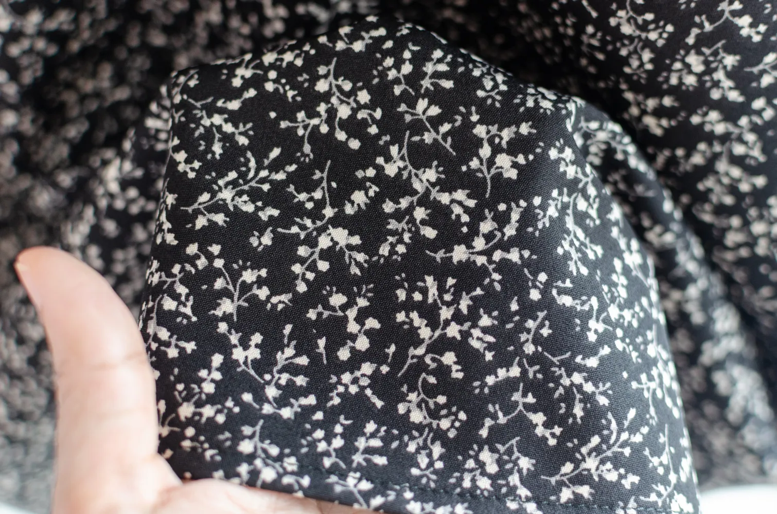 MT6610 Point Collar Floral Print Blouse – Black - Image 5
