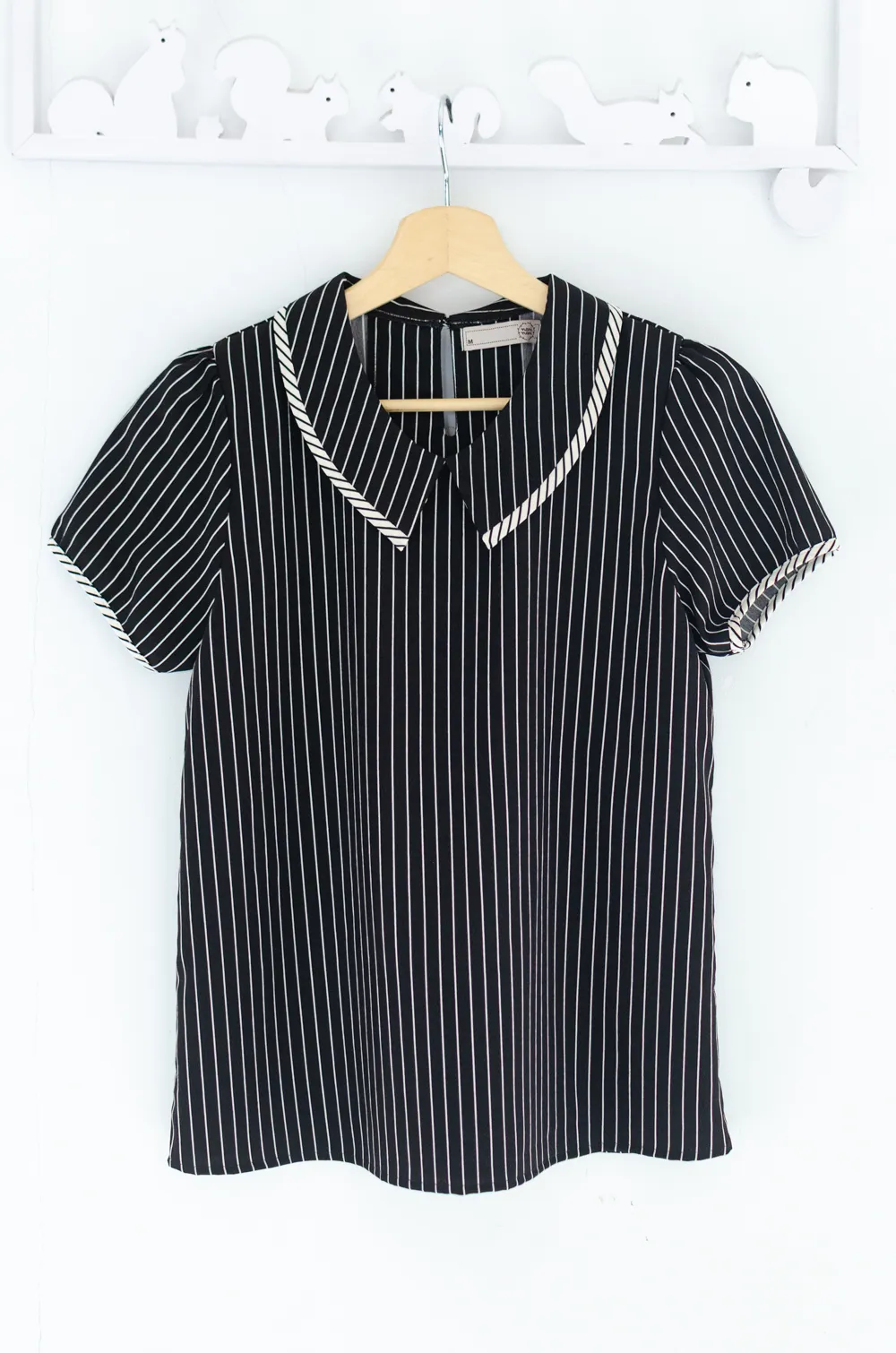 Alternative view of MT6610 Point Collar Stripe Crinkled Blouse – BW