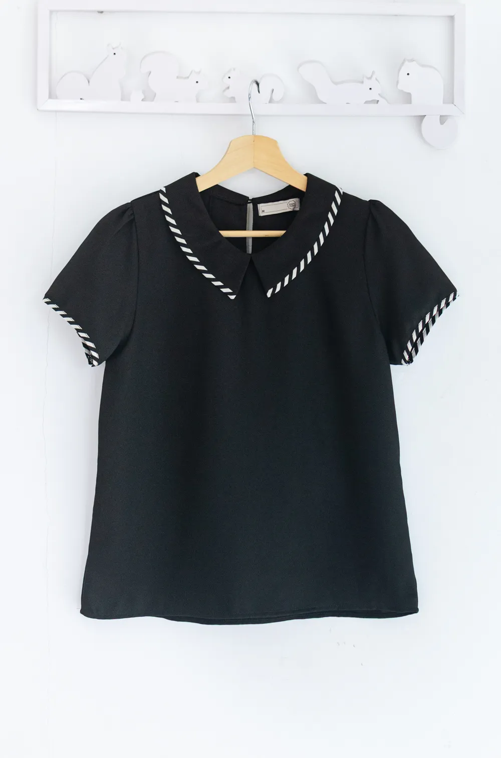 Alternative view of MT6610 Point Collar Blouse – Black-Stripe