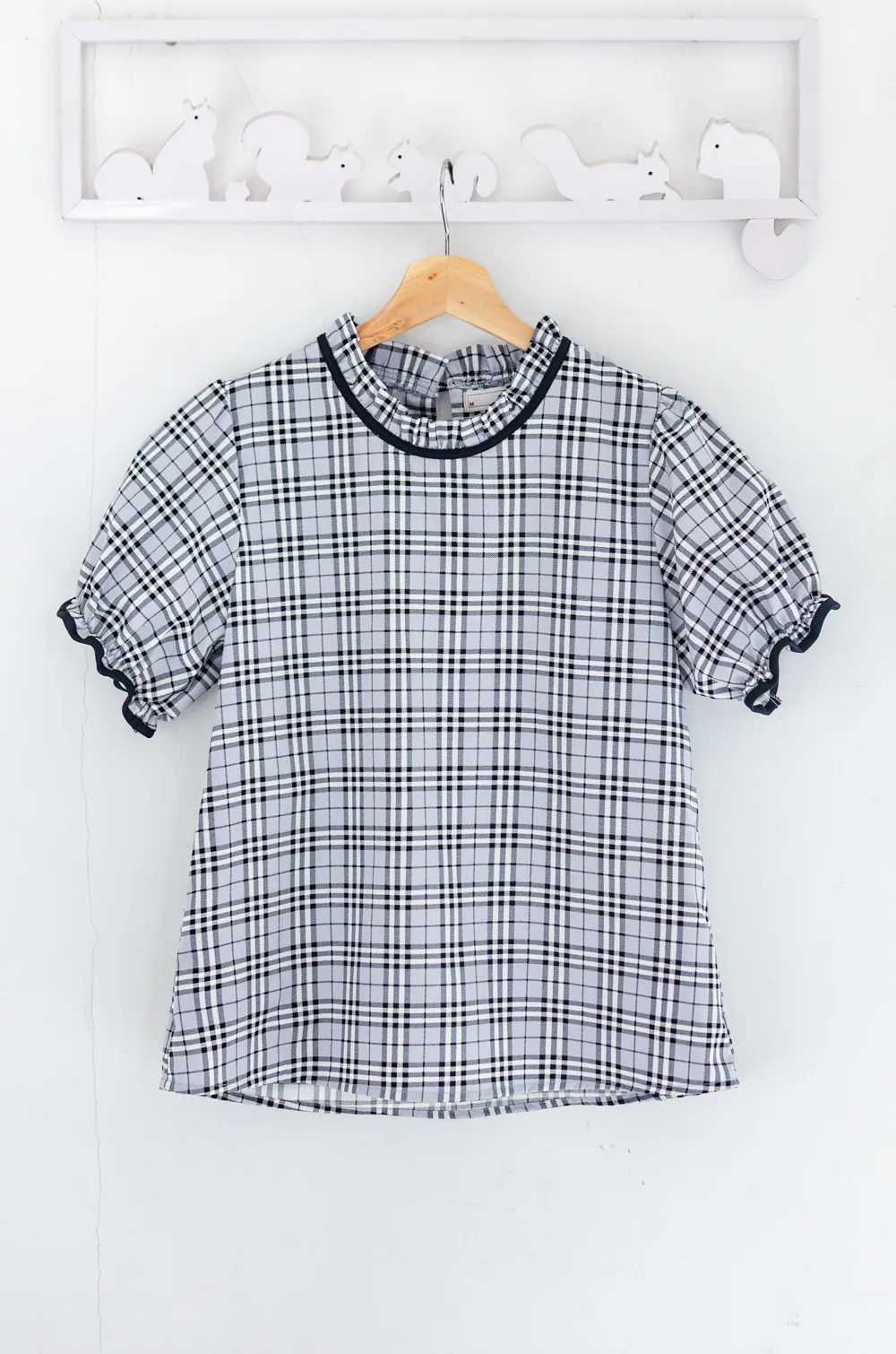 Alternative view of MT6753 Ruff Collar Puff Sleeve Crinkled Blouse – Grey Plaid