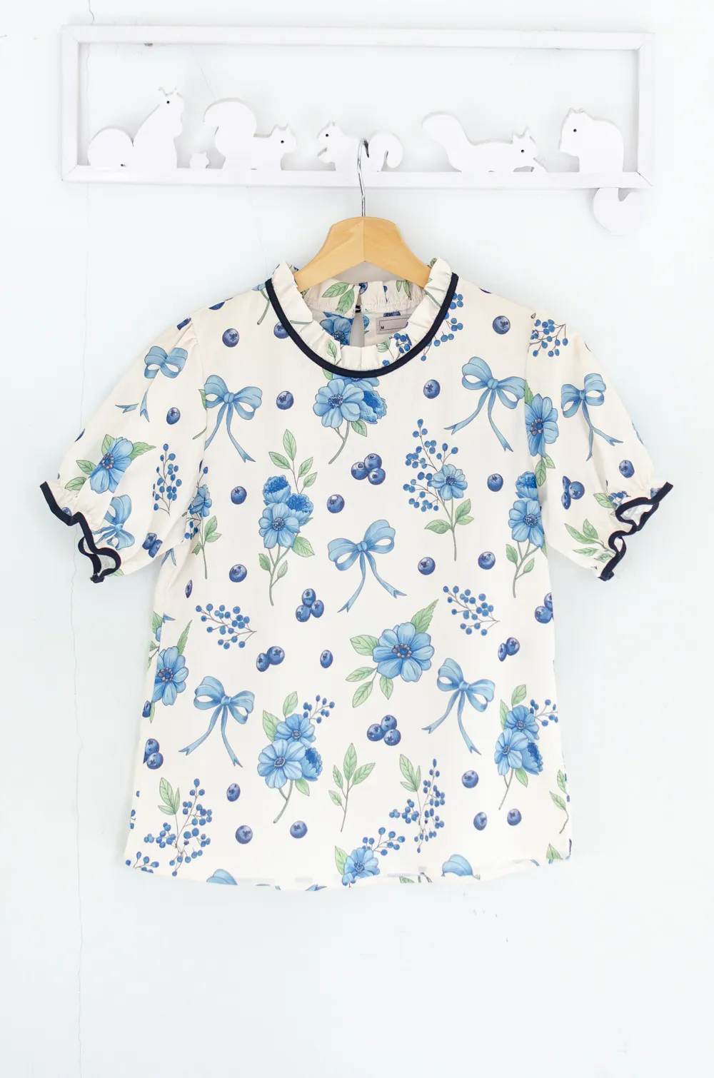 Alternative view of MT6753 Ruff Collar Puff Sleeve Crinkled Blouse – White-Blueberry