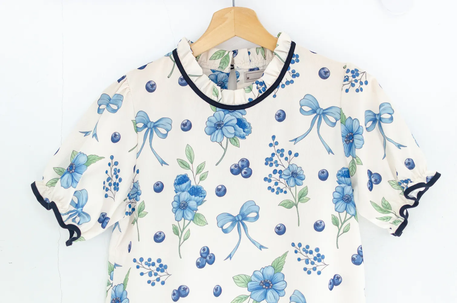 MT6753 Ruff Collar Puff Sleeve Crinkled Blouse – White-Blueberry - Image 3