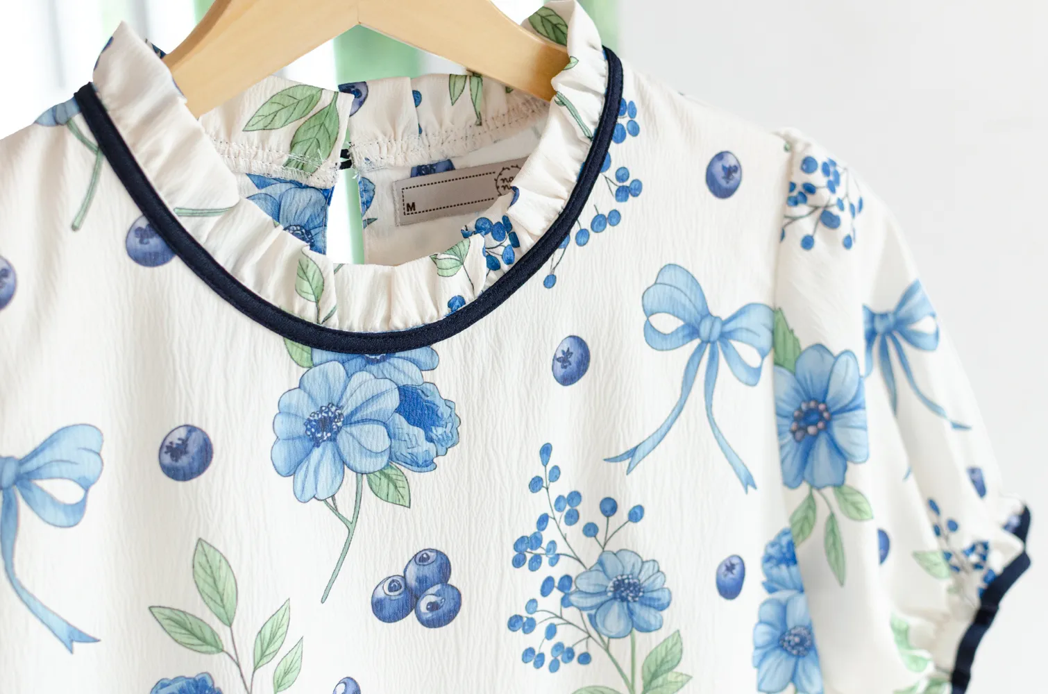 MT6753 Ruff Collar Puff Sleeve Crinkled Blouse – White-Blueberry - Image 4