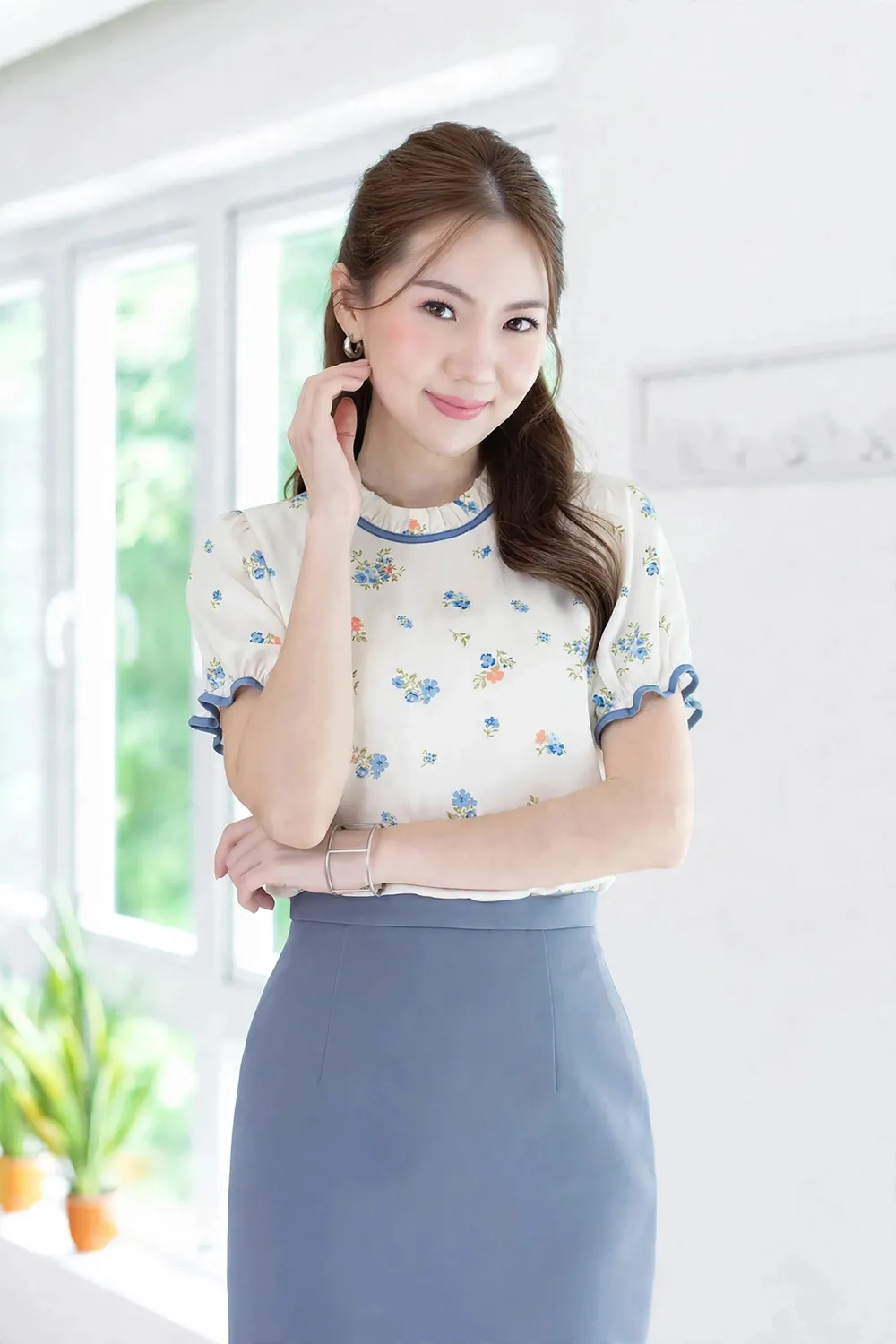 Alternative view of MT6753 Posy Ruff Collar Puff Sleeve Crinkled Blouse – White