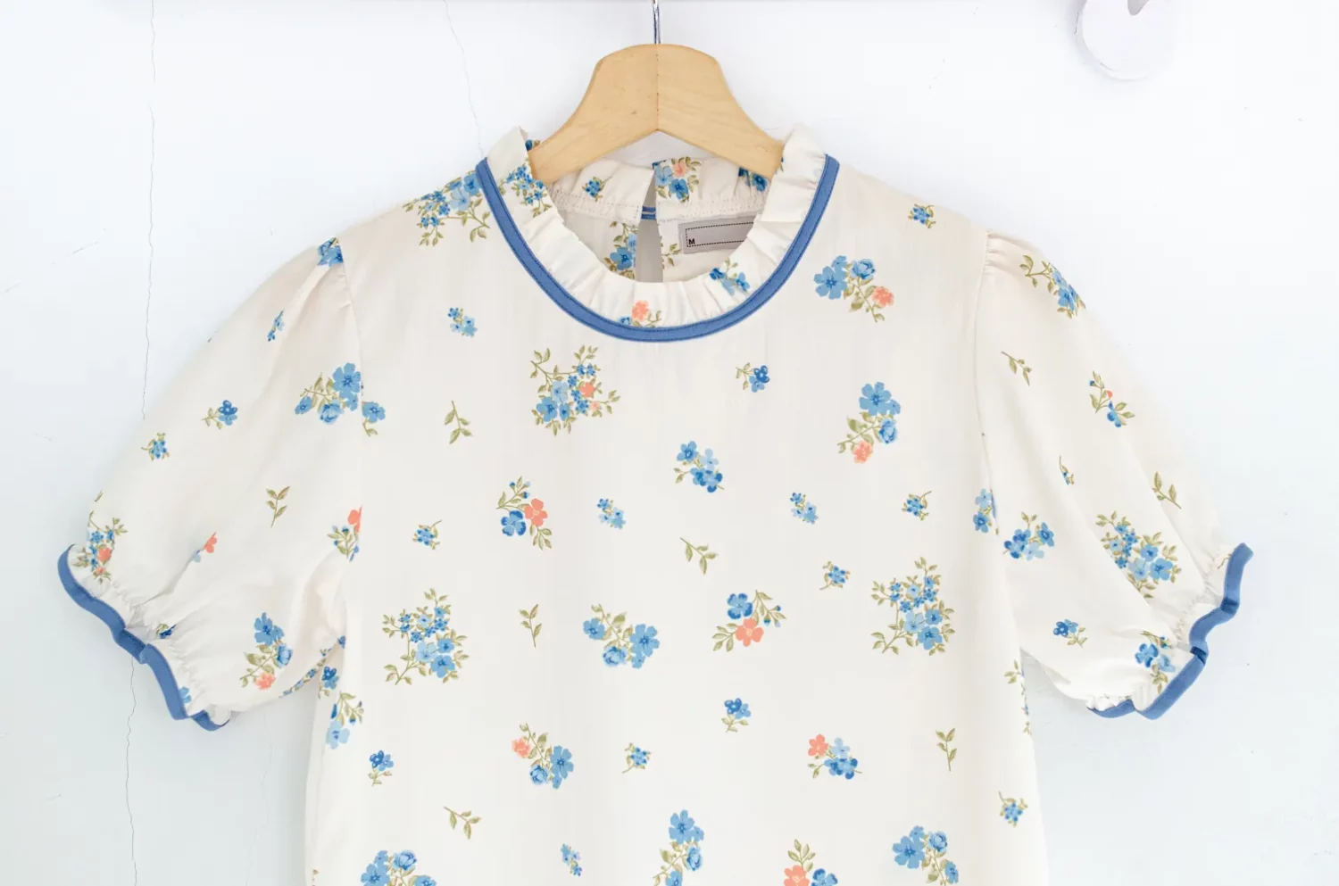MT6753 Posy Ruff Collar Puff Sleeve Crinkled Blouse – White - Image 4