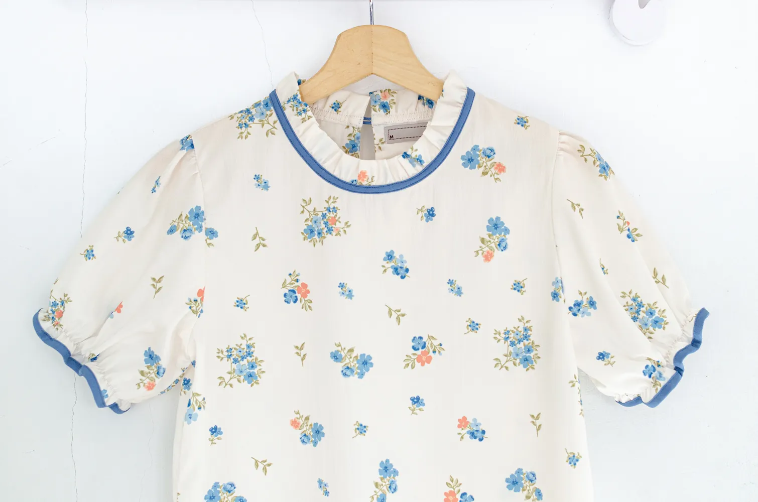 MT6753 Posy Ruff Collar Puff Sleeve Crinkled Blouse – White - Image 4
