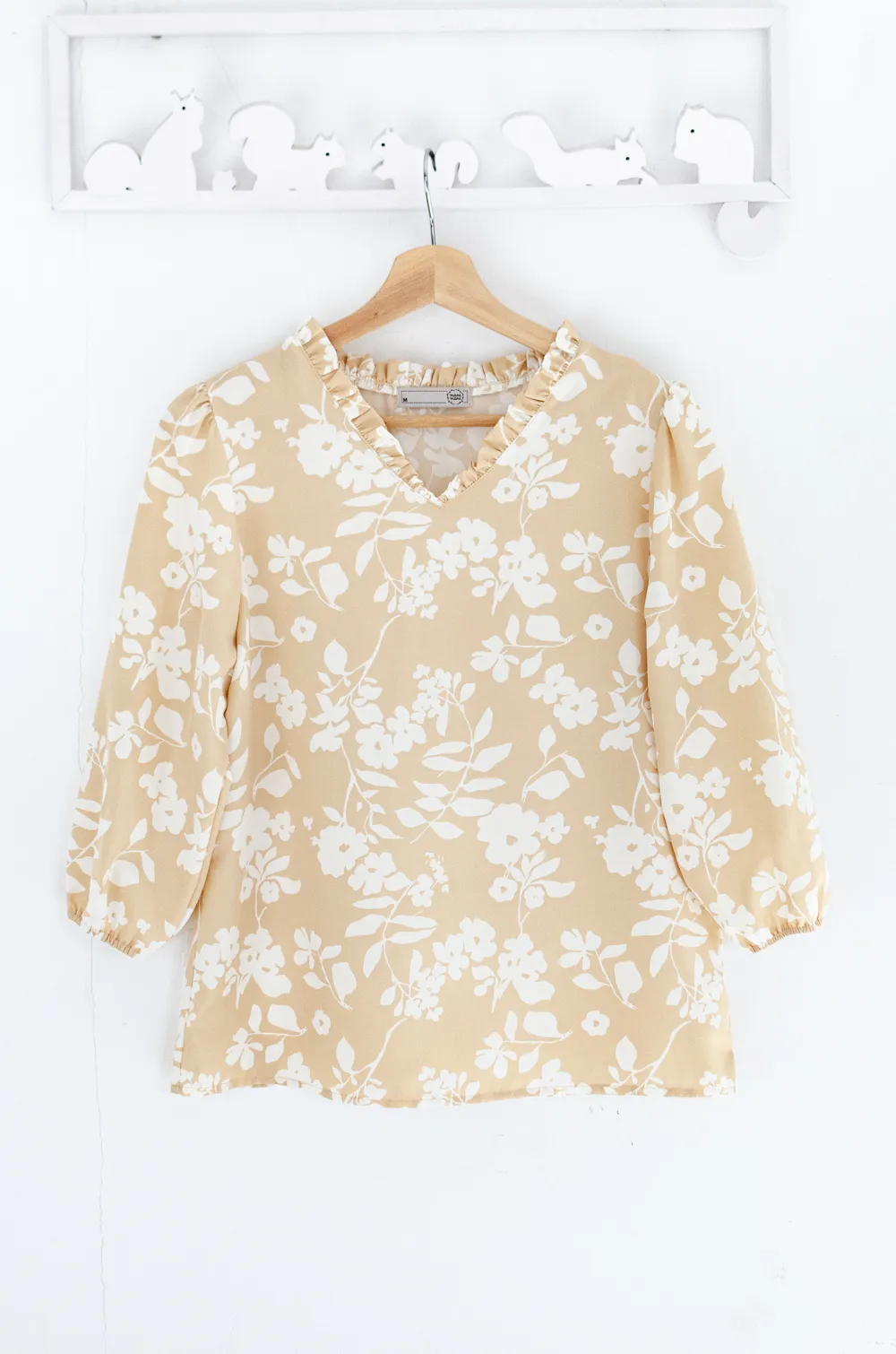 Alternative view of MT7555 Ruff V-Collar Floral Blouse – Cream
