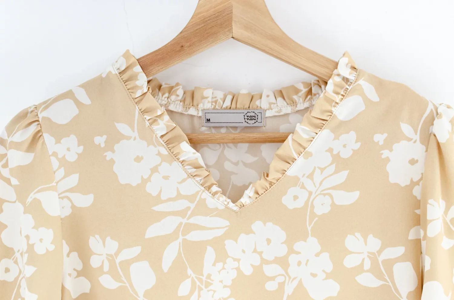 MT7555 Ruff V-Collar Floral Blouse – Cream - Image 3