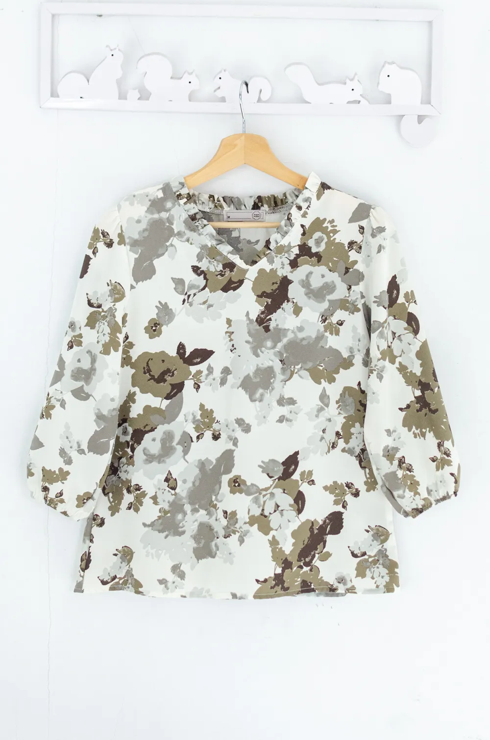 Alternative view of MT7555 Ruff V-Collar Floral Blouse – Off-White