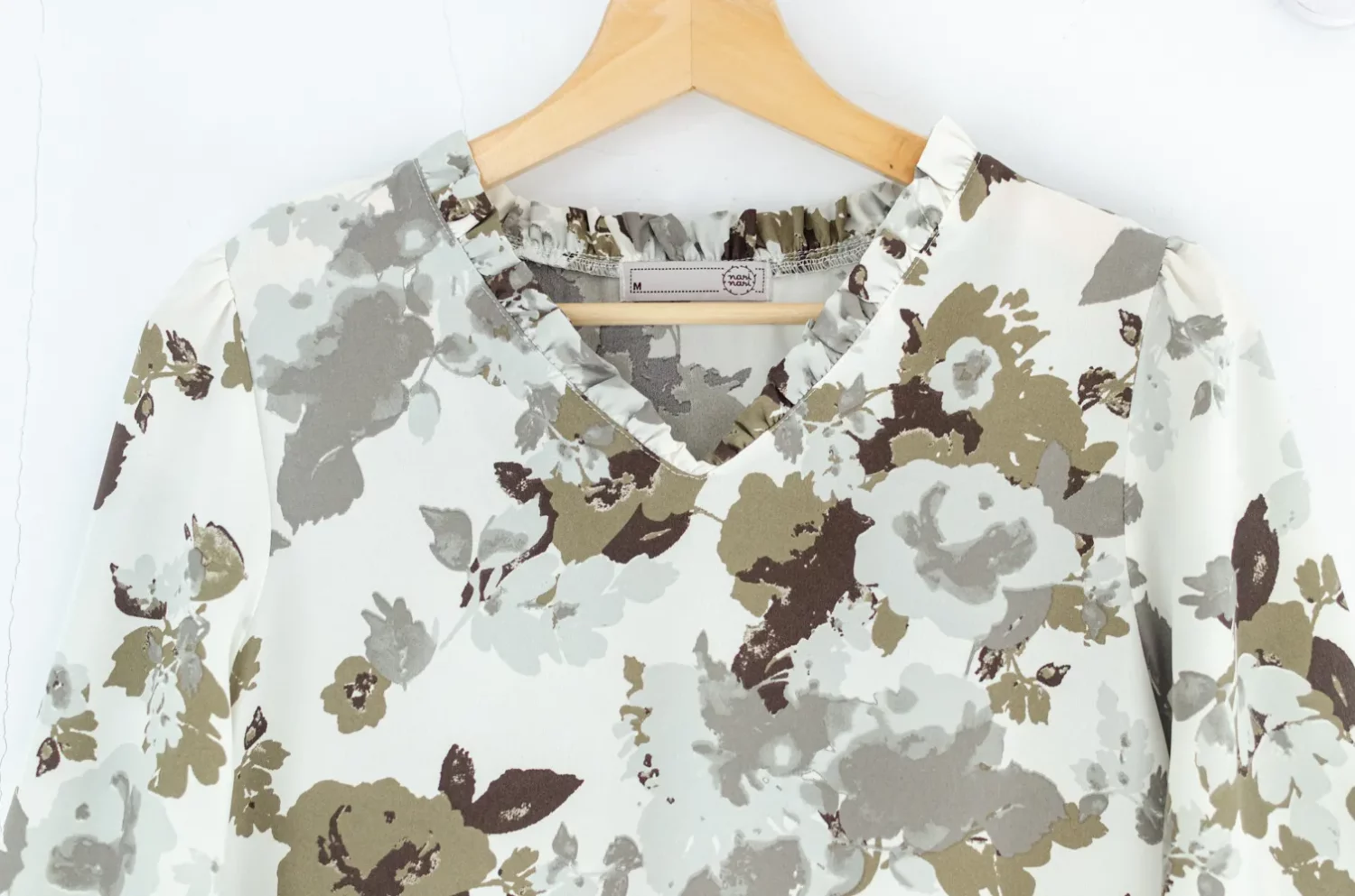 MT7555 Ruff V-Collar Floral Blouse – Off-White - Image 3