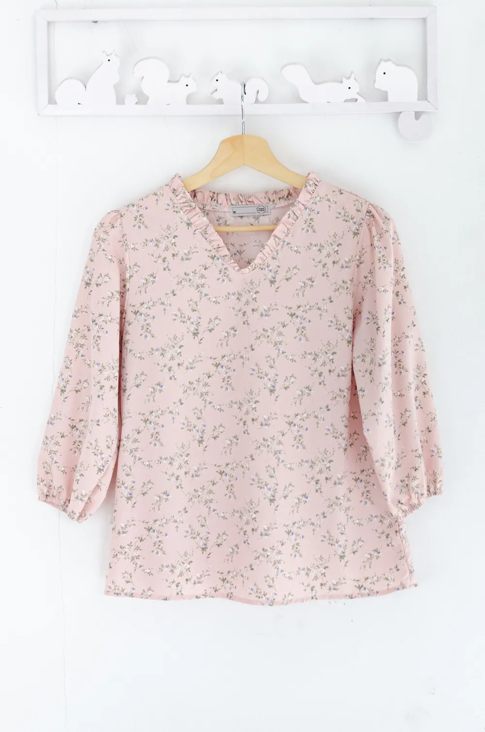 Alternative view of MT7555 Ruff V-Collar Floral Blouse – Pink