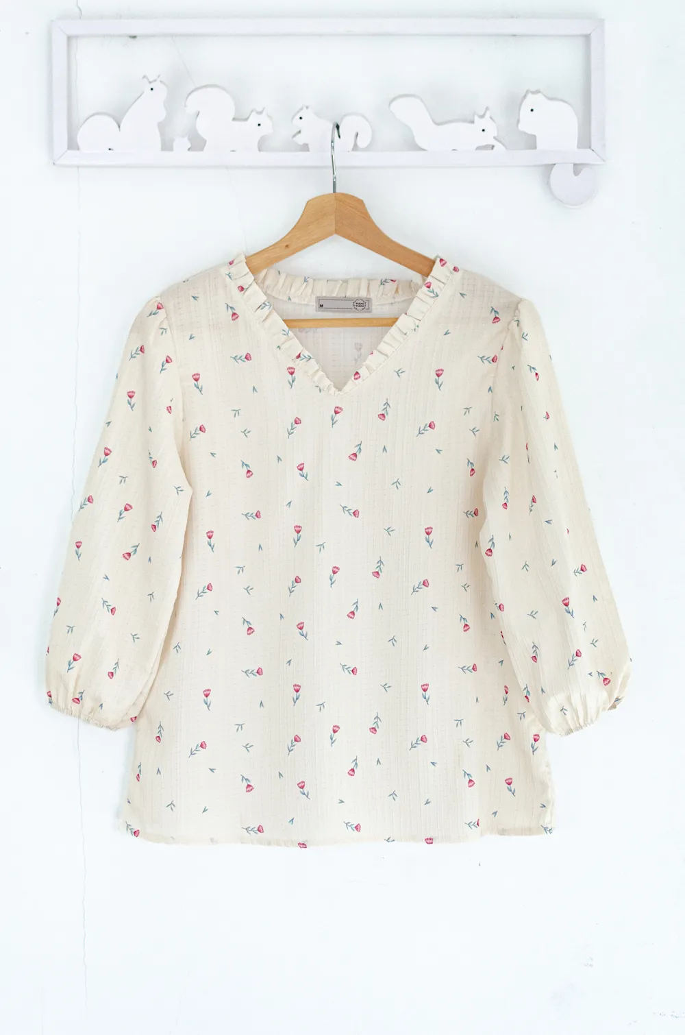 Alternative view of MT7555 Ruff V-Collar Wild Rose Blouse – Vanilla